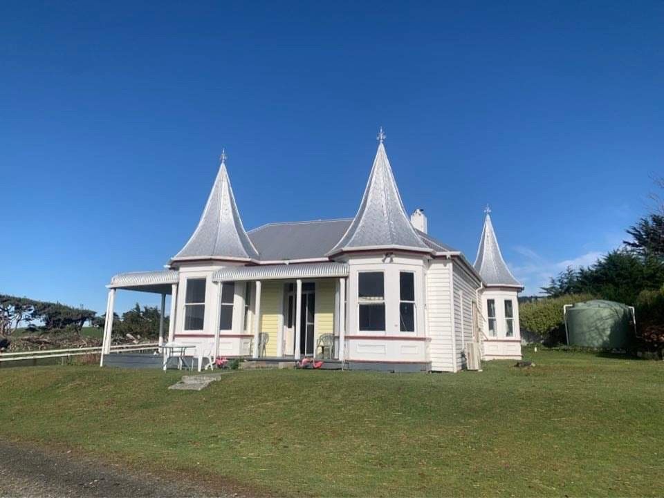 madpropsnz's tweet photo. Looking for a turreted country estate with original features and mid-20th C furnishings, within cooee of the Princess Mountains, Monkey Island, and Gemstone Beach? We've got u fam. 

"This iconic home is reminiscent of a gothic palace..." https://t.co/bVumnKK0nK https://t.co/hV6lq2IzkF
