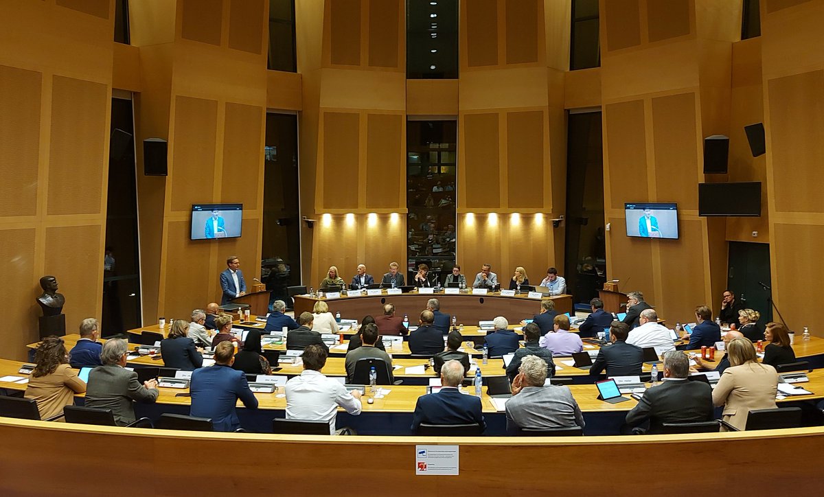 Suzanne_Helmond's tweet photo. Vanavond de raadsvergadering gehad met het voorstel om Helmond Noord, Oost, West en Binnenstad te vergroenen. Er waren kritische vragen over of dit een goede investering is in deze tijd. Het is dan ook niet unaniem aangenomen. Nu tijd om te laten zien dat t goed besteed geld is! https://t.co/prEZYJ0Si8