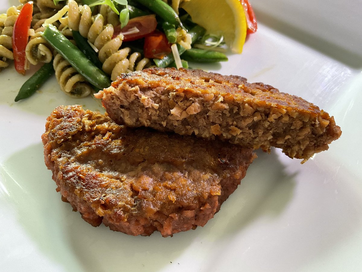 schmoozequeen's tweet photo. #Vegan Fussili with pesto sauce, cherry tomatoes, french beans and vegan parmesan on a bed of micro arugula. #FutureBurger #Plantbased GF Patty. Smells and tastes exactly like #BeyondBurger @futurefarm_io https://t.co/J4w5yVkxYu