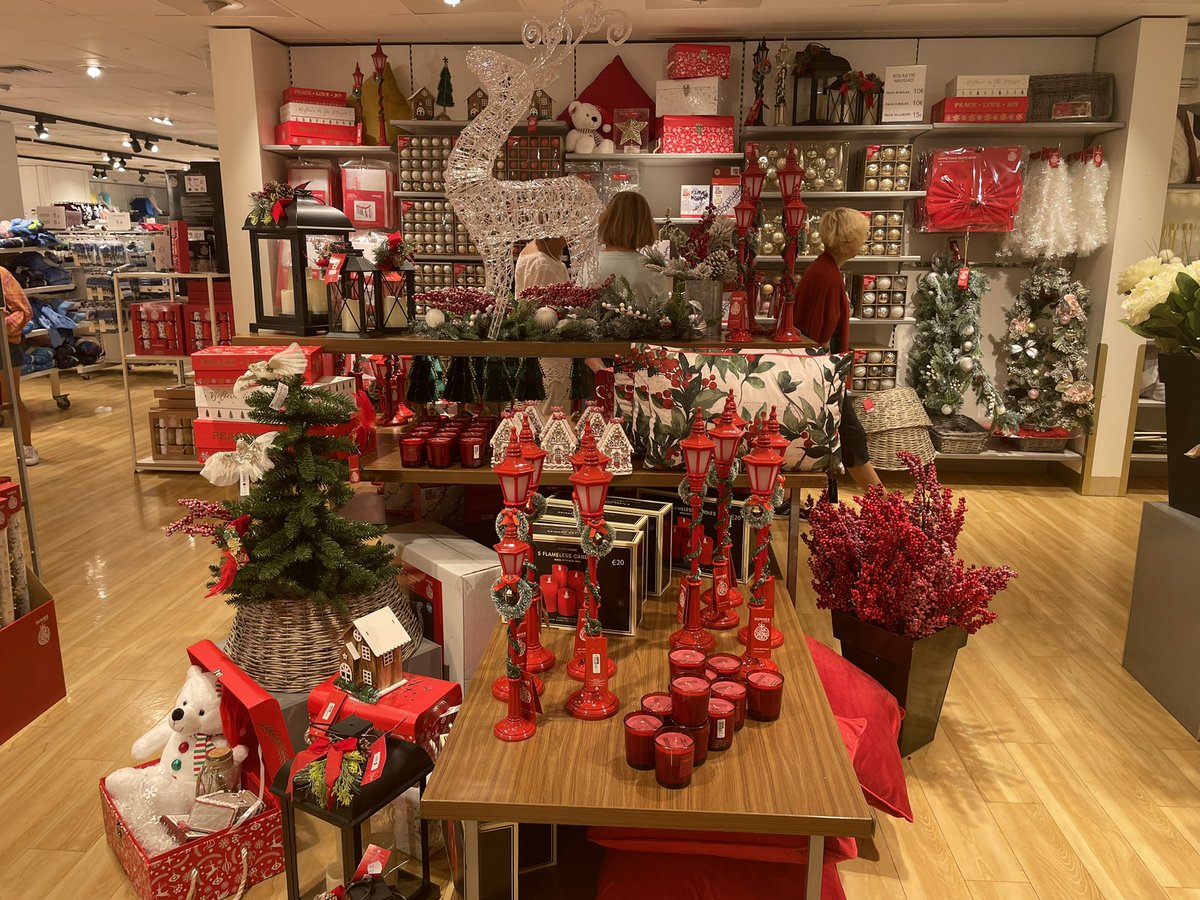 MariaJ_Vidal's tweet photo. Vengaaaa yaaaaa!!!!!! Esto lo he visto hoy en un centro comercial. #Dstore me estáis ansiando con tantas prisas. Bajad el ritmo que no hemos guardado el bañador. #Navidad un 27 de septiembre!!! #Vigo, van por ti. #despacio #ansiasvivas https://t.co/ZWWsEjB5sI