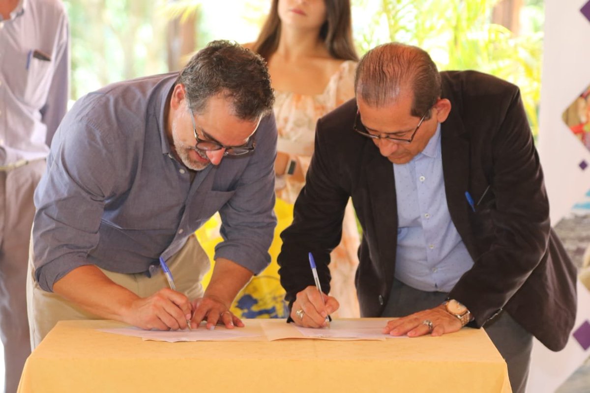 EcuadorMAE's tweet photo. #AccionesPositivasEc | Suscribimos 2 convenios con @comagaec, incorporando 46 municipios a la #TransiciónEcológica del país. El evento, que se desarrolló en #Zamora, fue presidido por el Ministro @GustavoManriq_M. https://t.co/ZLZGaWpnTU