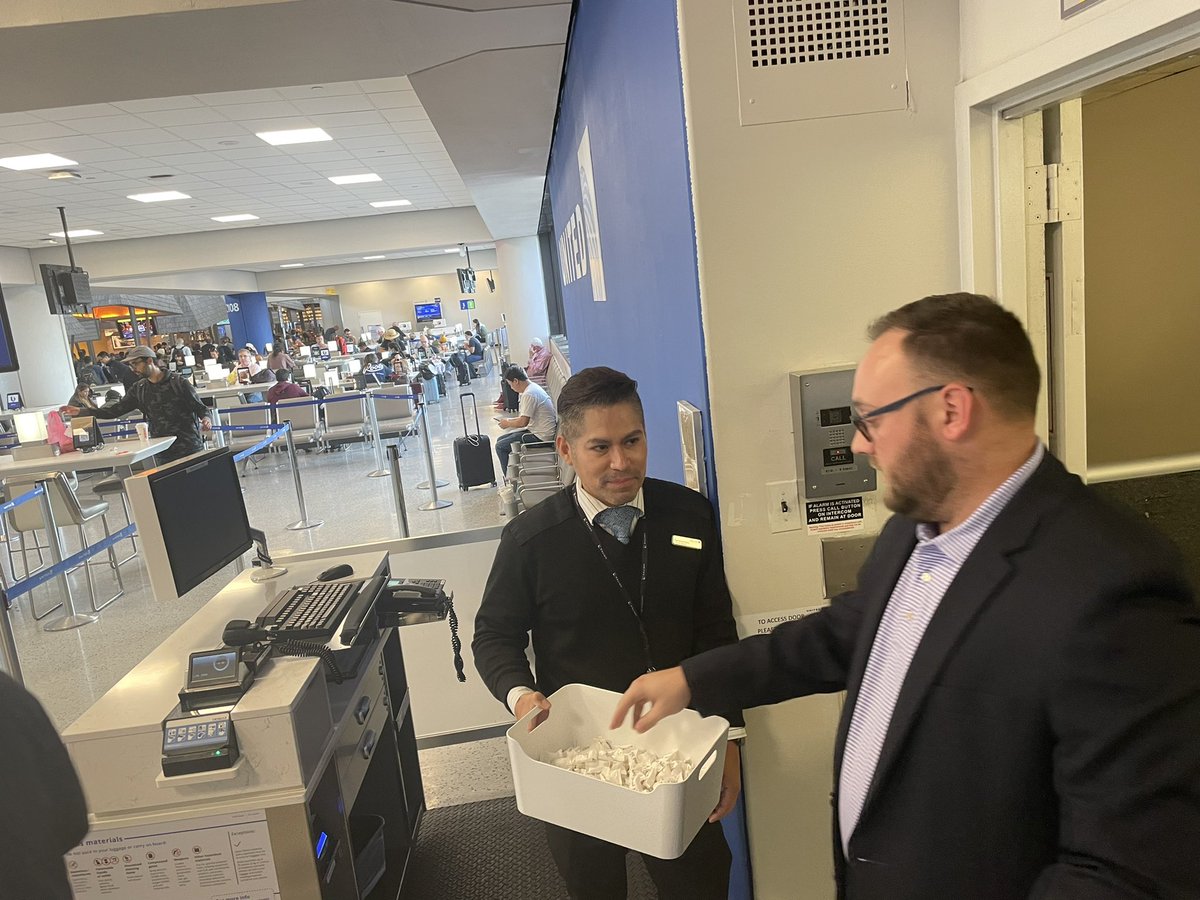 Thank you mints for a customers arriving from IAH. EWR Carlos doing outstanding job. #unitedconsistencyteam #beingunited #GoodLeadstheWay @Jordan_Bykowsky @MikeHannaUAL @BsquaredUA @rahman_UAL @rodney20148 @csarkari @KevinSummerlin5