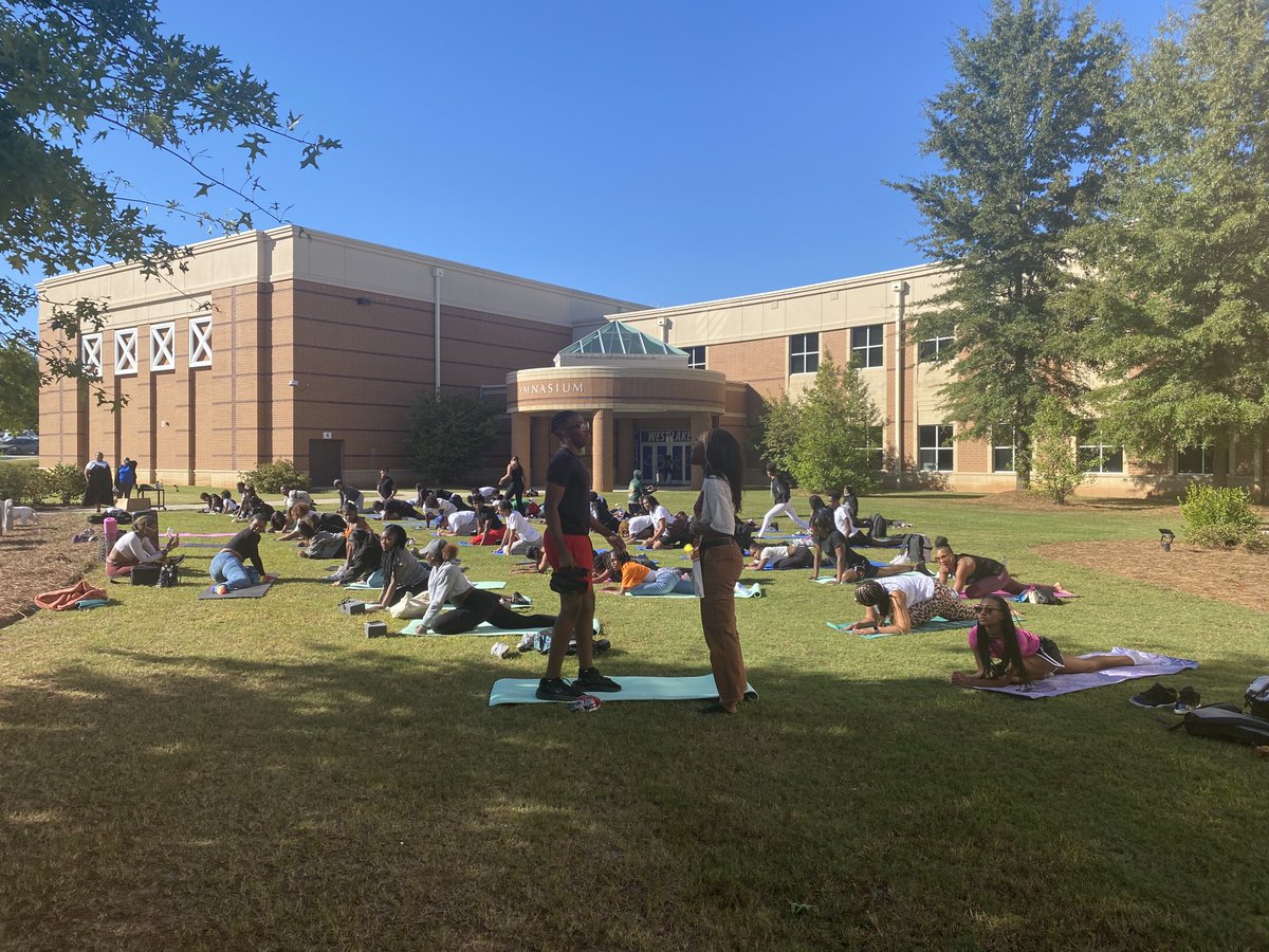 AlannaJJohnson1's tweet photo. Yoga on the Lawn!  #Zenclub #IBDP #IBmatters #balanced #ONEWestlake ⁦@JarvisAdamsEdu⁩ ⁦@westlakelions⁩ https://t.co/mwN0PsTsSL