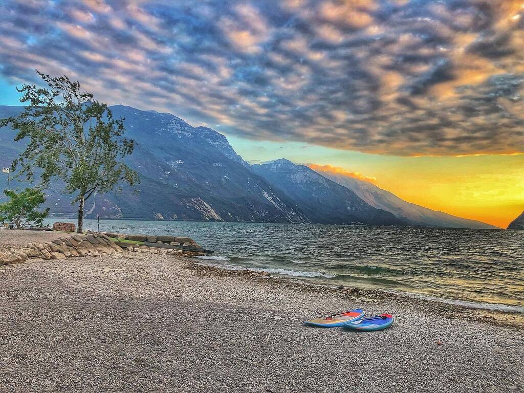 NicolaVolani's tweet photo. ☀️ Le serate belle al Lago ☀️
#standuppaddle #sup #paddleboarding #paddle #lagodigarda #paddleboard #standuppaddleboarding #standuppaddleboard #standuppaddling #surf #watersports #suprace #nature #rivadelgarda #supwaves sunset #supyoga #suplove #medit… https://t.co/s2JQCuD9tH https://t.co/itYccEAKAd