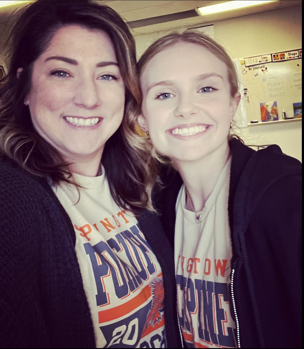 RichardsArtRoom's tweet photo. Makes my day when I accidentally twin with a student! 
@SpringtownISD #SpringtownArt
#POJO https://t.co/6AlpOfuecU