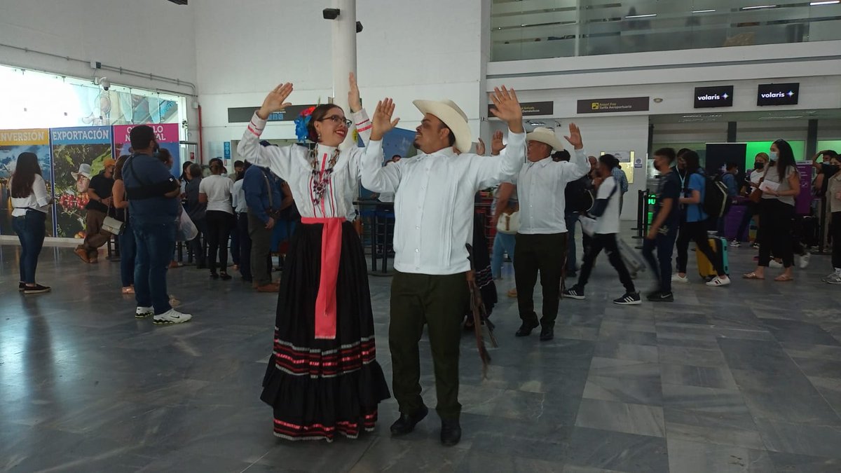 Ehisahn's tweet photo. Feliz día Internacional del Turismo desde el Aeropuerto Internacional Ramón Villeda Morales.
EHISA celebró con los viajeros y visitantes con una especial presentación del cuadro de Danzas y Proyección Folklórica Canaán de la Casa de la Cultura de El Progreso. 🇭🇳🛩️💃🕺🏽

#Honduras https://t.co/OPmlc8VDPh