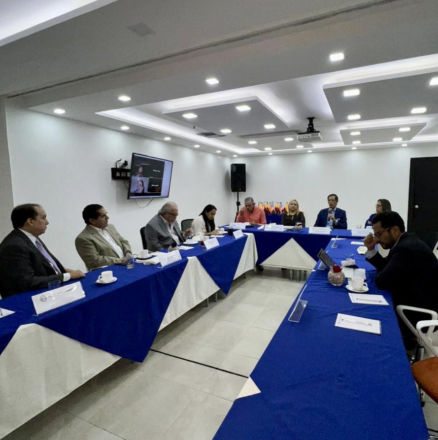 amchamgye's tweet photo. Nuestro directorio liderado por @ChairAmchamGYE sesionó el día de hoy y tuvo como invitado al Vicepresidente Ejecutivo de @Industriasgye #LuisAlbertoSalvador quien nos compartió la iniciativa #InversiónParaLaReactivaciónDelEcuador

@josepileggi @edithvillavic https://t.co/zGEQ7kVuEb