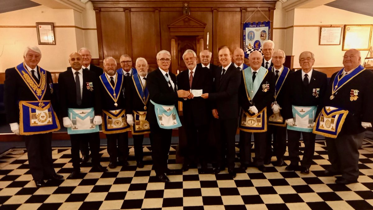 A1PCommsC's tweet photo. The Lodge of Eccleshill, Faith &amp; Fraternity 1034, Baildon has donated £3,000 towards repairs and upkeep of the @undercliffecem gates. The presentation was made to Mr Alan Hillary (past Lord Mayor of #Bradford) &amp; Mr John Johnson of #Undercliffe Cemetery Charity. https://t.co/lAxxUZwy4q