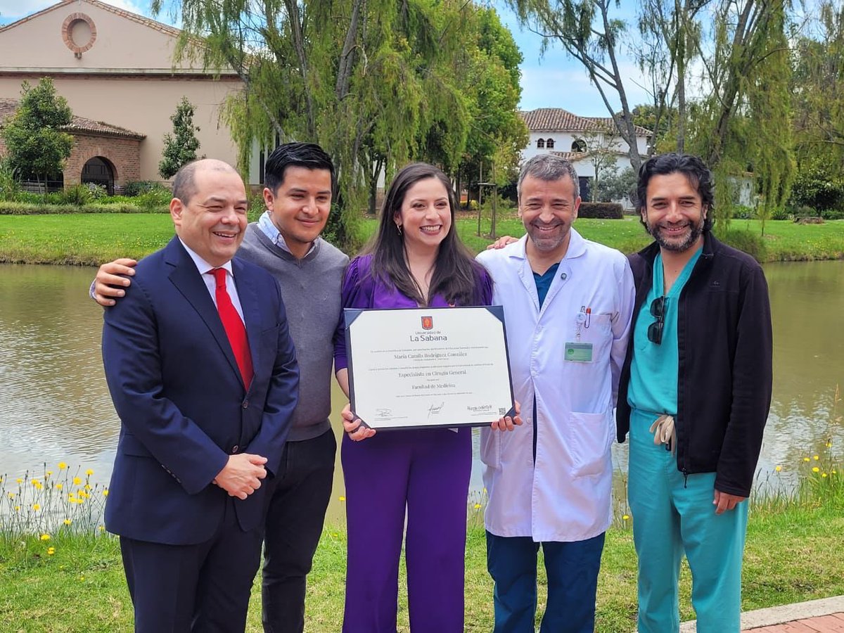 CirugiaUsabana's tweet photo. Orgullosos de nuestro jefe de departamento @nvvegap quien obtiene el titulo de magister en educación médica. Y Maria Camila Rodriguez cirujana general graduada de nuestro programa. Éxitos en esta nueva etapa. @MedicinaSabana #CirugíaColombiana #ColombianSurgery #SoMe4Surgery https://t.co/Vac0yVMGBM