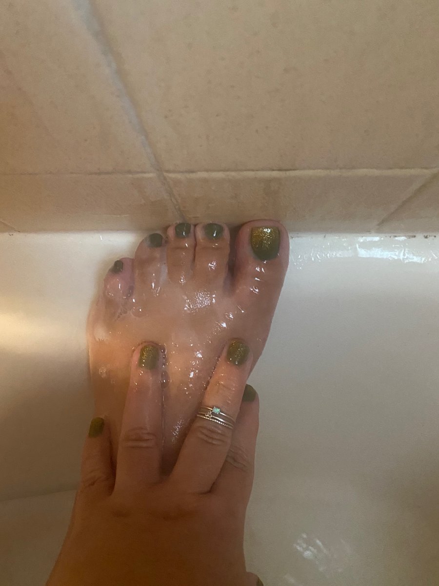 FinnDommRain25's tweet photo. Soapy foot pic anyone? #findom #FeetPicture  #walletrinse #payme #tributeyourmistress #cashslave #paidprincess #footfetish https://t.co/YcYNFUj85p