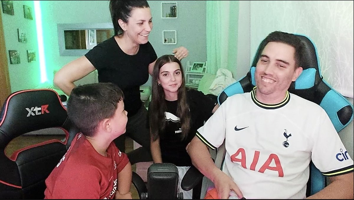 KikiFutFifa's tweet photo. Youtuber seboso sal de casa, todo el día ahí jugando al FIFA…

Yo: https://t.co/LJN1GzSjm0