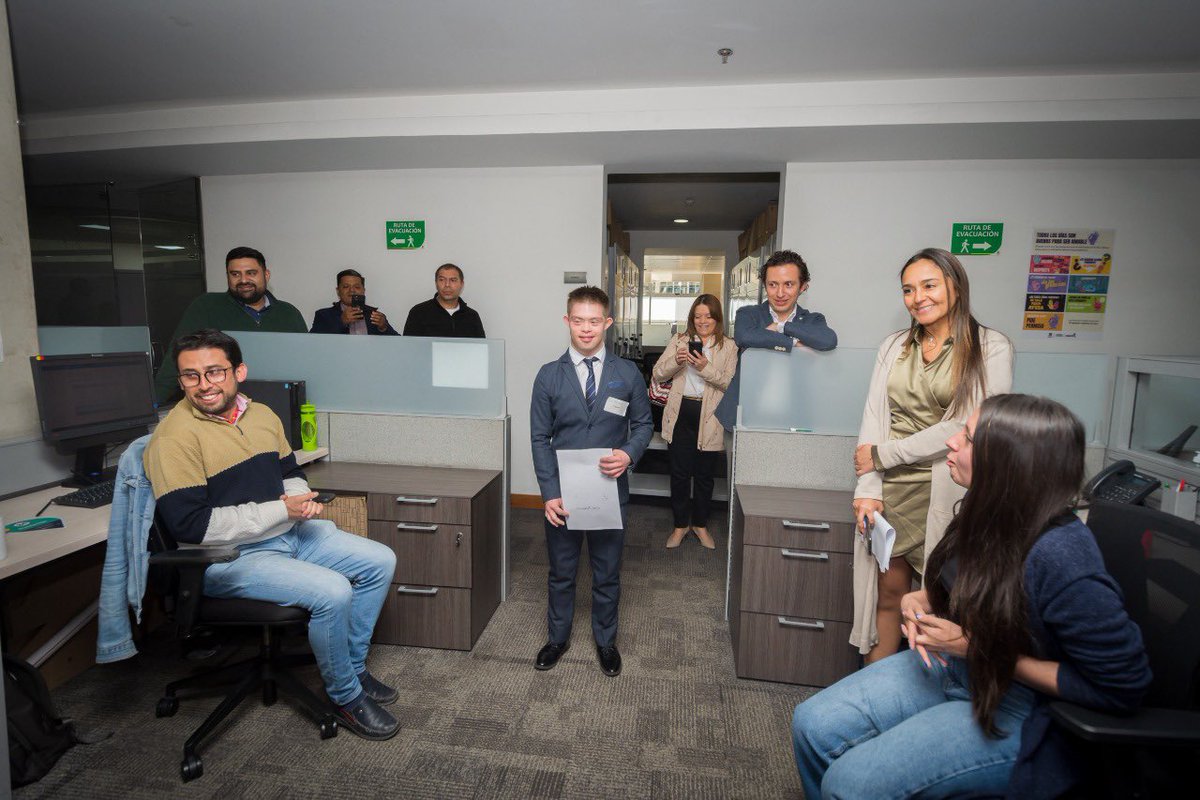 felipeangell's tweet photo. Hoy es un día muy feliz en @GobiernoBTA 

Se posesionó Dimitri Vergara Cifuentes como funcionario público de @Bogota.

Su historia de vida significa lucha y valentía. Su familia es el reflejo del amor y la perseverancia.

Gracias a @AsdownColombia y @corpdown por hacerlo posible! https://t.co/GOJEKp03bY