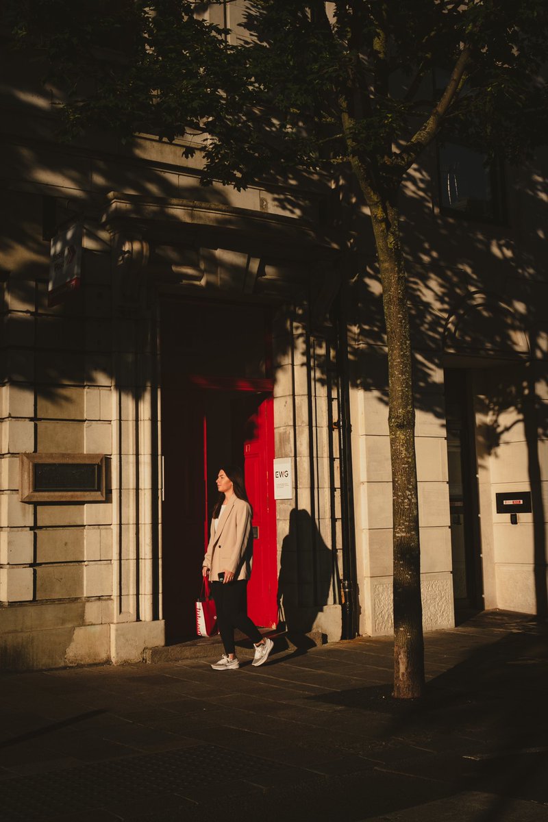 Sunrise in town! 
#streetphotographerscommunity
#streetphoto_greatshots #lightsandshadows #lightandshadowphotography #streets_storytelling #spicollective #street_is_life #street_vision #jerseyci #jerseysthelier #sthelierjersey #streetphotographyjersey #theislandbreak #sunrise