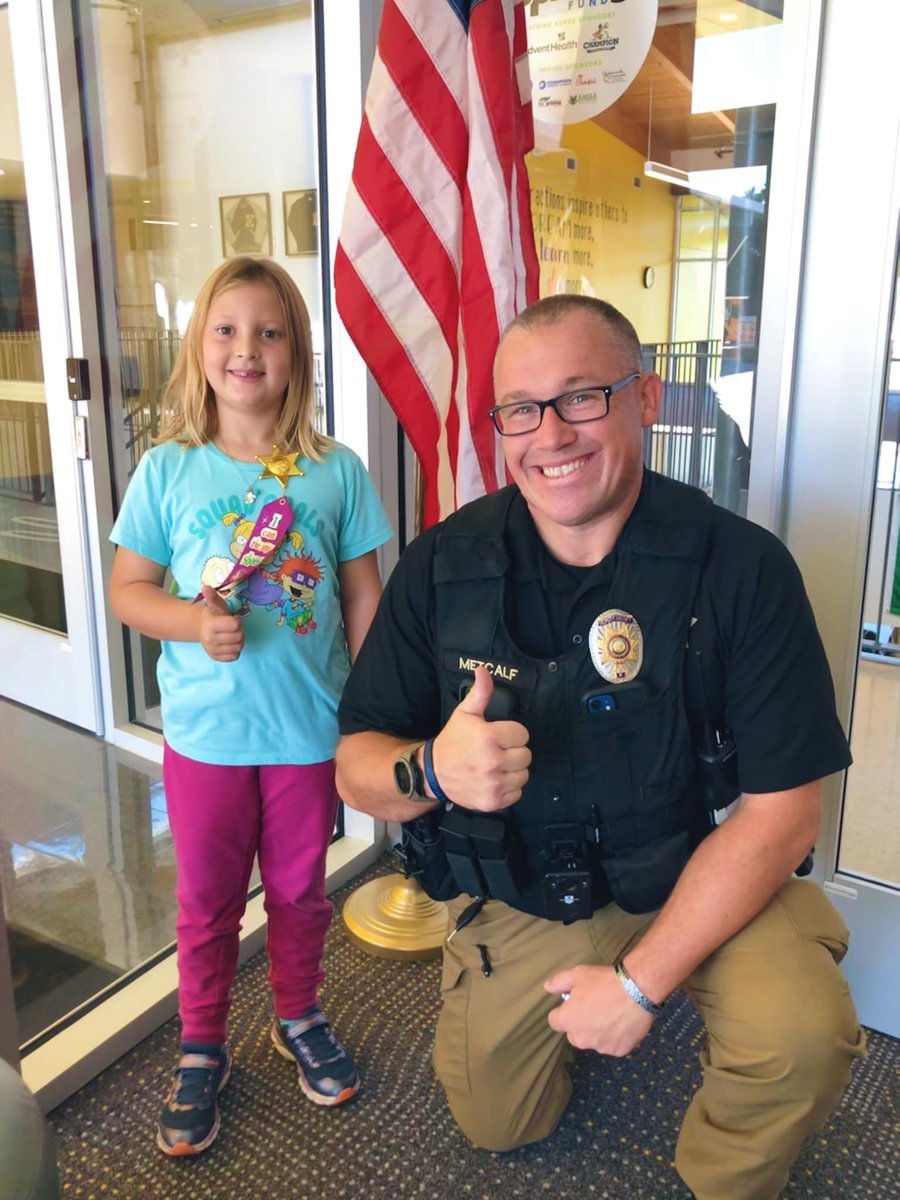 Congratulations to Deputy Metcalf’s first 3 Shoe Tying Sheriffs! These fabulous first graders can tie their shoes all on their own. Way to go girls! 👟👮🏼👮🏻‍♀️🐝 #weareedneyville #shoetyingsheriffs
