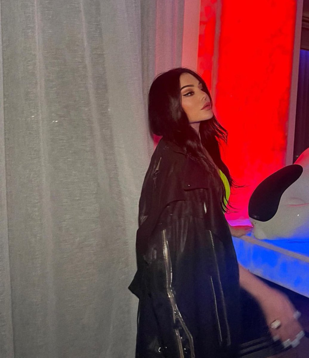 Haifaholics's tweet photo. مثل كل يوم… أحلى من كل الحلا 🥰💛
.
#هيفاء_وهبي @HaifaWehbe #Haifaholics https://t.co/koLT46fCsA
