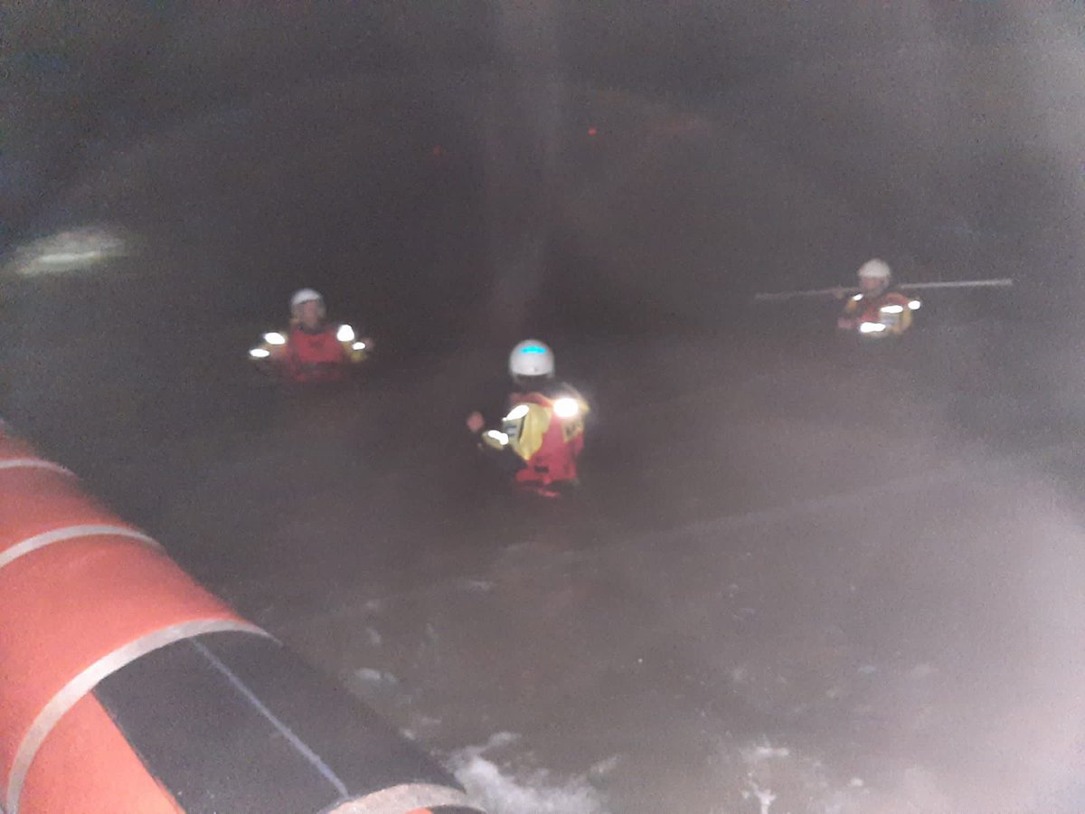 Zoekactie naar 4 personen in rubberboot met kapotte motor, samen met de heli gevonden en weer terug gebracht naar t moederschip #zeilen #rib #wadden #watersport #omrop