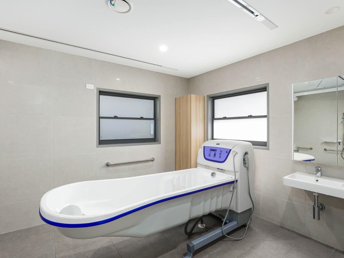 SDAHousingPoddy's tweet image. Designing an SDA home needs great ideas like this - an XL bathroom to fit a hydro bath for participants to use. Now that’s “future proofing”