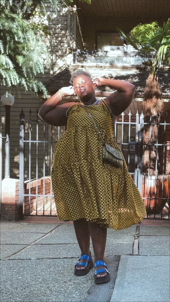 styleisstyle's tweet image. sometimes it’s sunshine and a big dress and that’s all you need. 

@elizafaulkner dress (gifted)
@miista sandals 
@hyergoods bag (gifted)

——————————————————
#visiblyplussize #ootdplussize #nonbinarystyle  #fatatanyangle instagr.am/reel/CjBklE-pS…