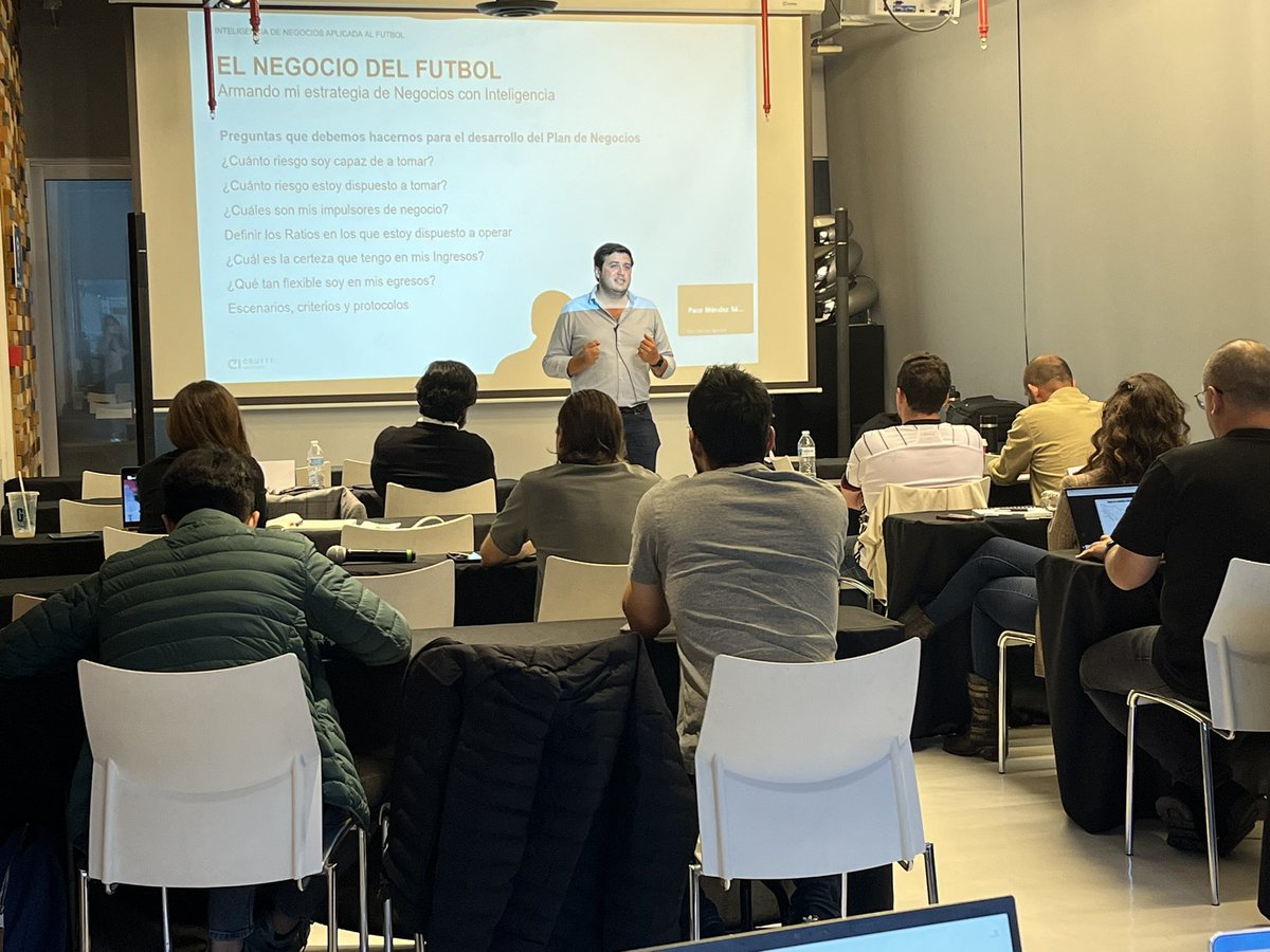 Cruyff_Inst_MX's tweet photo. El día de ayer nuestros alumnos de #MINAF iniciaron el módulo Business Intelligence impartido por @a_fajer
#EducatingLeaders #CruyffLegacy https://t.co/WZbzS93UkQ