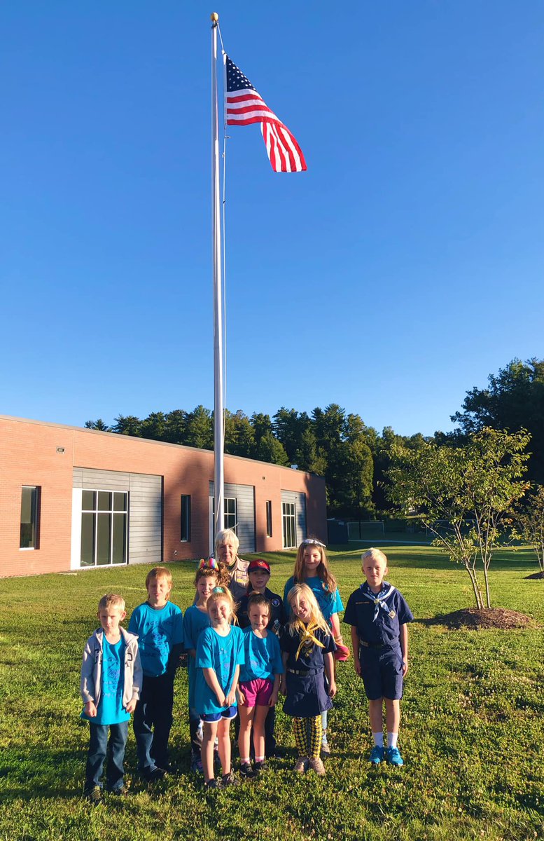 We’d like to give a special thank you to Mrs. Wendy Henderson and the Edneyville students in Cub Scouts Pack 605 for helping us raise our new flag this morning! 🇺🇸🐝  #WeAreEdneyville