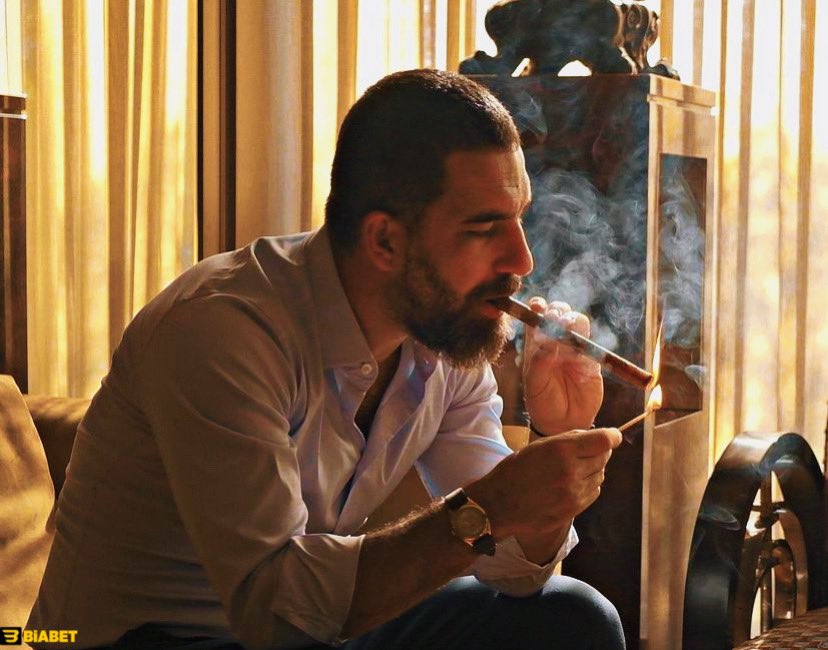 cifturnike's tweet photo. 🗣️ Arda Turan:

"Kendi hatalarım, anlatamadığım, ispatlayamadığım haklılıklarım beni mahvetti. Her gece bunları düşün, bunları düşün… Ben öyle yapmadım aslında… Yaptıklarımı kabul ediyorum, ama yapmadıklarımın yükü biniyor ya, o bana ağır geliyor…" https://t.co/7NCtsAWl1i