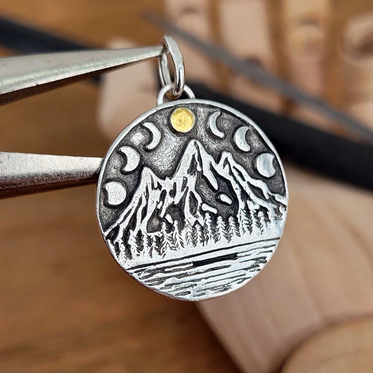 animoART's tweet photo. Kettenanhänger "Berge mit Mondphasen" recyceltes Silber, handgefertigt

animoART 

#🖐 #⚒️ #💎 #slowfashion #recycledsilver #madeingermany #schmuckgehtimmer #schmuckliebe #animoART #silberschmuck #schmuckblogger #loveit #buysmall #handwerk #handgemacht #supportsmallbusiness #s... https://t.co/61Gnjb0FBN