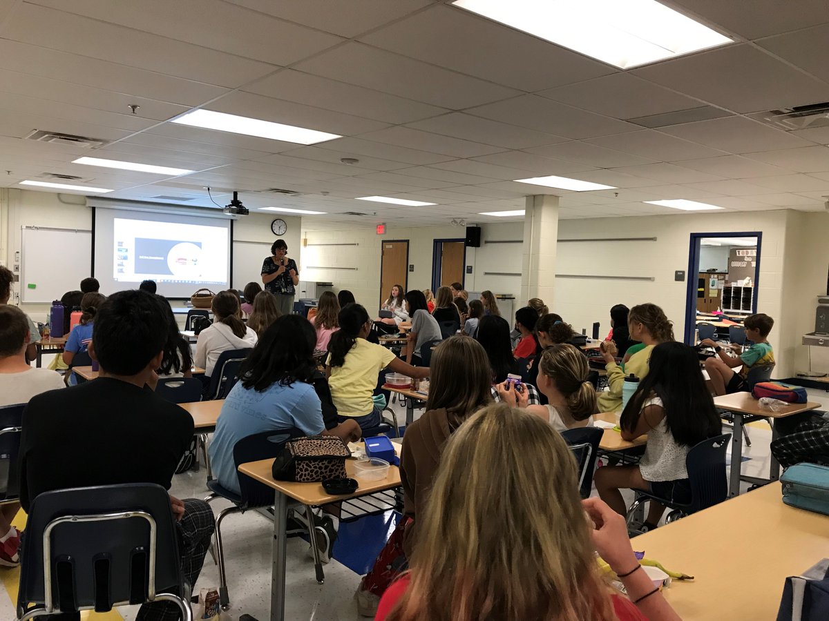 MQian21's tweet photo. Cougar Buddies🌟 Younger students are so lucky to have fabulous 6th grade mentors! @Ms_Lilienthal @haycockcougar https://t.co/2z0qfVOs18