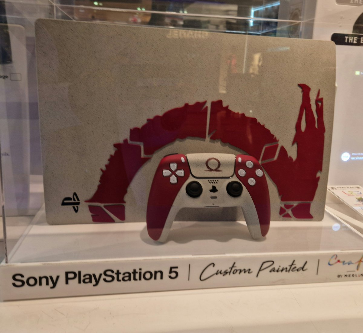 Gen_Y19's tweet photo. Petite beauté vue à L'aéroport de Dubai...👀. Ok je la veux ! 🥰
#GodofWarRagnarok #ps5custom https://t.co/7oRLjj4FnV