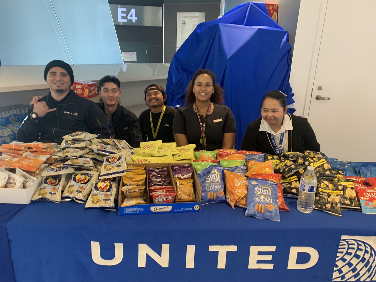 tktchr's tweet photo. Thank you @united at SFO for the snacks so I don’t have to support a restaurant that isn’t closed due to the fast food workers strike. https://t.co/SToya4TRfX