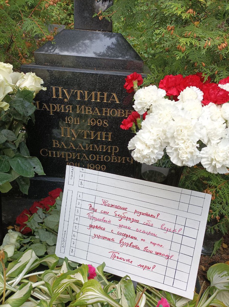 khodorkovsky_en's tweet photo. Letter📄to Putin's parents on their tomb 🪦 at the Seraphimovskoye cemetery in St Petersburg: 
"Dear parents! Your son is behaving outrageously! He skips history lessons, fights with his classmates, and threatens to blow up the entire school! 
Take action!" https://t.co/YgGPaqir76