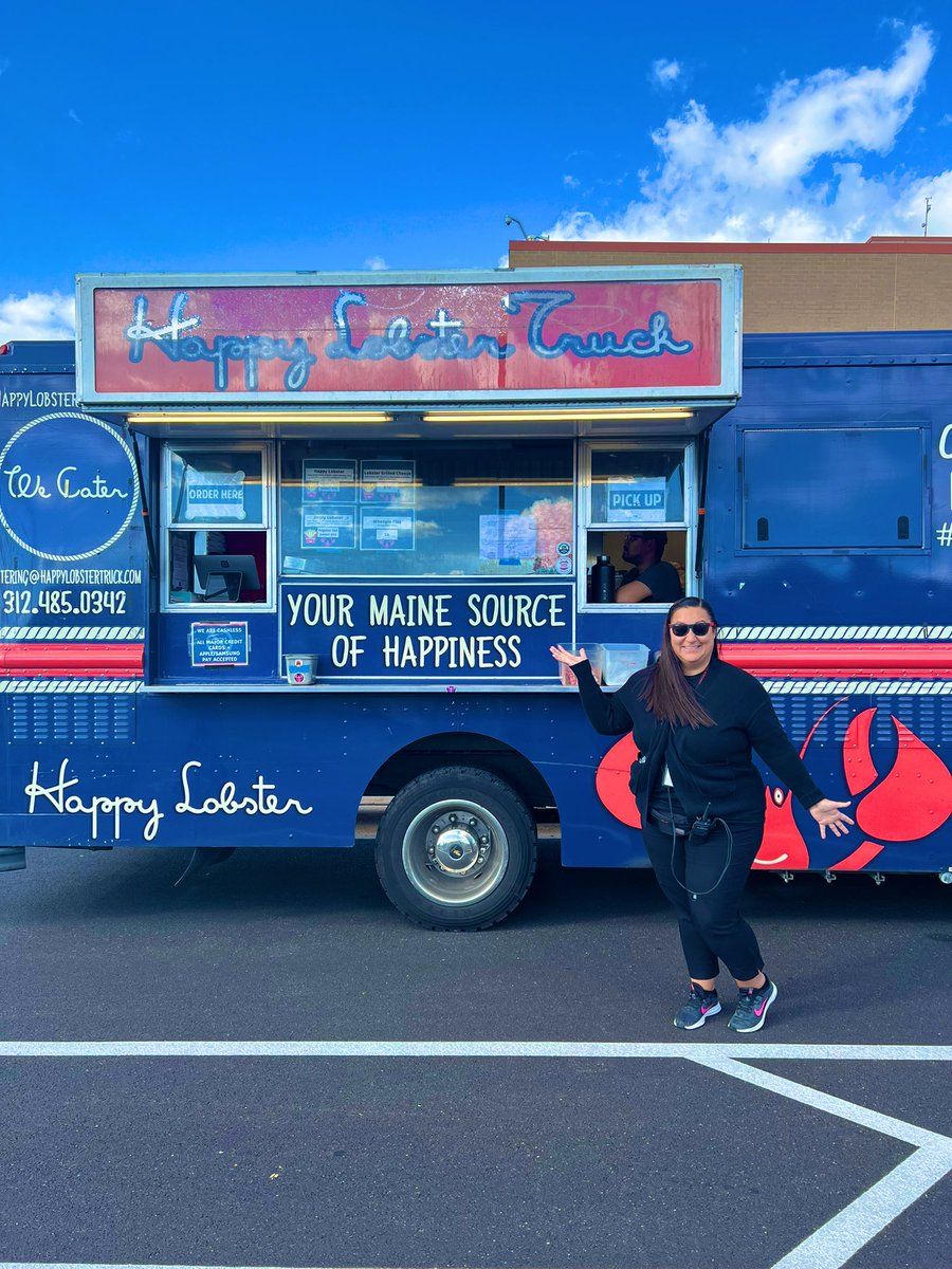Homecoming 2022 is under way! Twin day and Food Truck Rally Day… plus realizing my favorite food truck is here! Can’t get better than this! #HonorTheRaiders <a href="/HappyLobsterCHI/">Happy Lobster Truck</a> @BHS_Raiders1