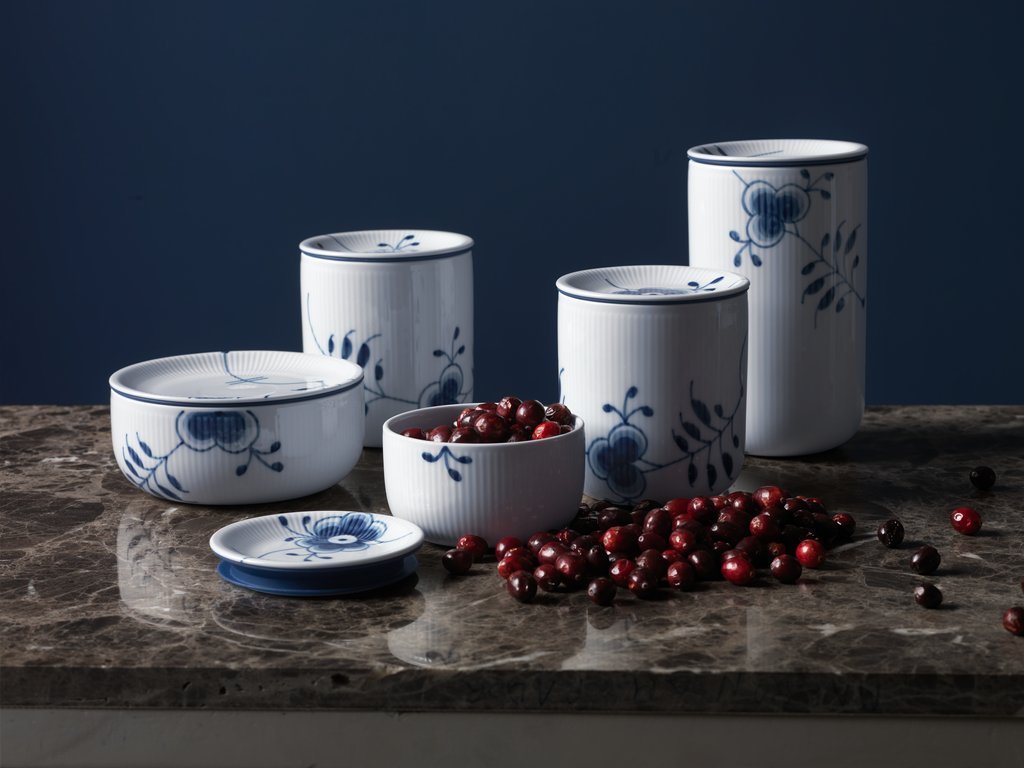 LocalRoot221's tweet image. @RoyalCph storage jars are perfect for storing nuts, berries, spices, and small utensils—all while looking absolutely stunning on your countertop!⁠
⁠
Browse Royal Copenhagen storage jars: l8r.it/0pnv
.
.
.
#localroot #kitchenstore #kitchensupplies #cooking