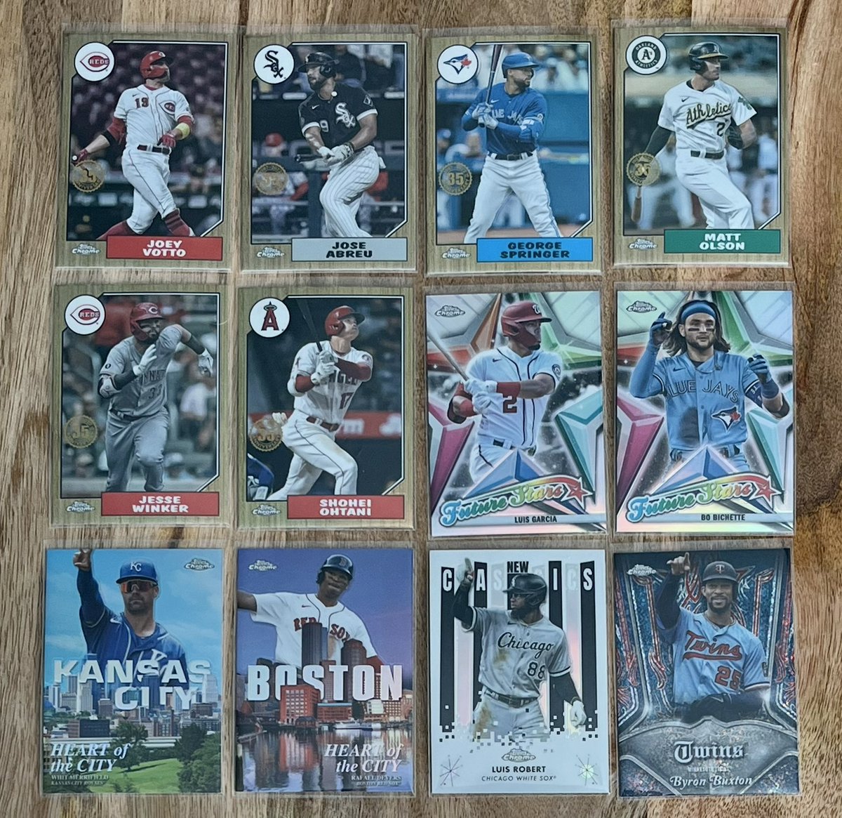 eyezenstat's tweet photo. Opened a few Topps Chrome blasters. Tough pill to swallow at $34.99 a pop now, but think I made out alright! Some nice color and cool inserts.

@CardPurchaser https://t.co/yALbKUX37n