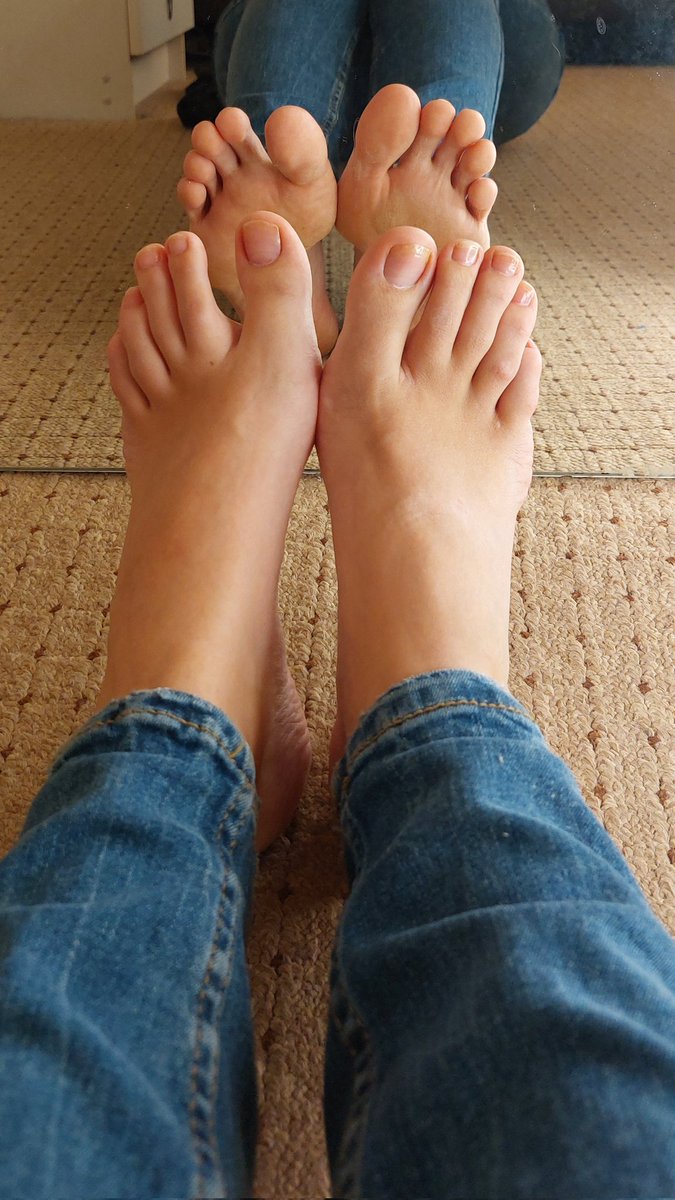 deadly_abella's tweet photo. Evening all! Toes and soles all at once! https://t.co/e3Mv4qMMsc