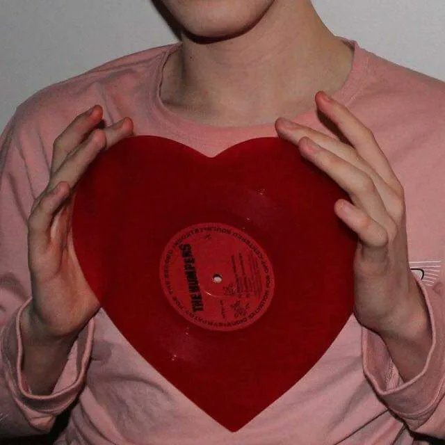 SebasAlonsoMX's tweet photo. "A veces duele tanto enamorarse porque crees que no te lo mereces "

— Sebastián Alonso, "Al fondo del corazón." Álbum Alejandría (2023) https://t.co/h3tcmwN5R8