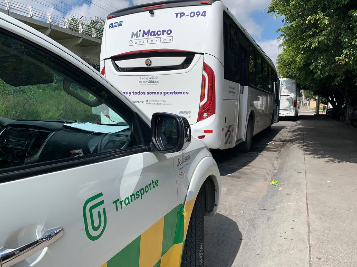 TransporteJal's tweet photo. @EfrainAngelito Dando seguimiento a tu reporte se realizó supervisión a la ruta dando como resultado un camión infraccionado por circular fuera de su derrotero. https://t.co/BLJYc8MSfE