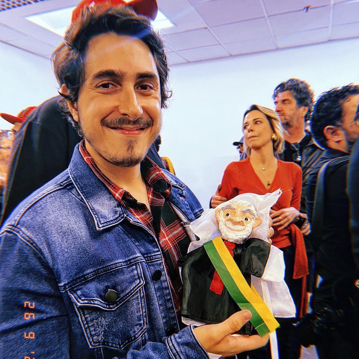 Ontem, dia 26 de setembro, tive o privilégio não só de conhecer o Presidente Lula, mas também de entregar um boneco que minha sogra, Ana Paixão, fez com muito carinho para ele.

É muito fácil entender porque a Dona Ana, que é bonequeira, gosta tanto do Lula. (continua..)