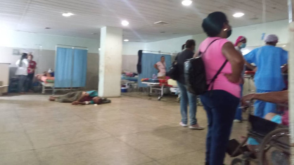 JeffCivira's tweet photo. #27Sep | Por falta de camillas, pacientes del área de trauma shock del Hospital Central de #Maturín son atendidos en el suelo. Aunado a ello, el espacio es un completo horno debido que el aire acondicionado se encuentra dañado. https://t.co/Bkkn42gN5r
