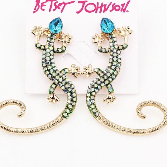 RubymoraJams's tweet photo. So good I had to share! Check out all the items I'm loving on @Poshmarkapp #poshmark #fashion #style #shopmycloset #betseyjohnson: https://t.co/l6OexKB8Md https://t.co/48tFmyeLIu