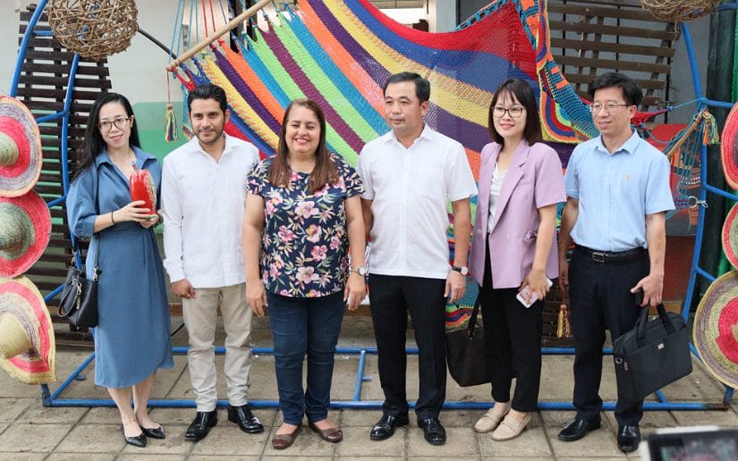 🇳🇮🇻🇳 | NICARAGUA  - VIETNAM 

Delegación de Vietnam visita lugares culturales y tradicionales en Nicaragua.

El vicepresidente Duc Thang, junto a la delegación se mostraron muy contentos al conocer de la cultura nicaragüense.

<a href="/LunaOi_VN/">Luna Oi! 👁 UK/USA Expert/Human Rights Watcher 👁</a>