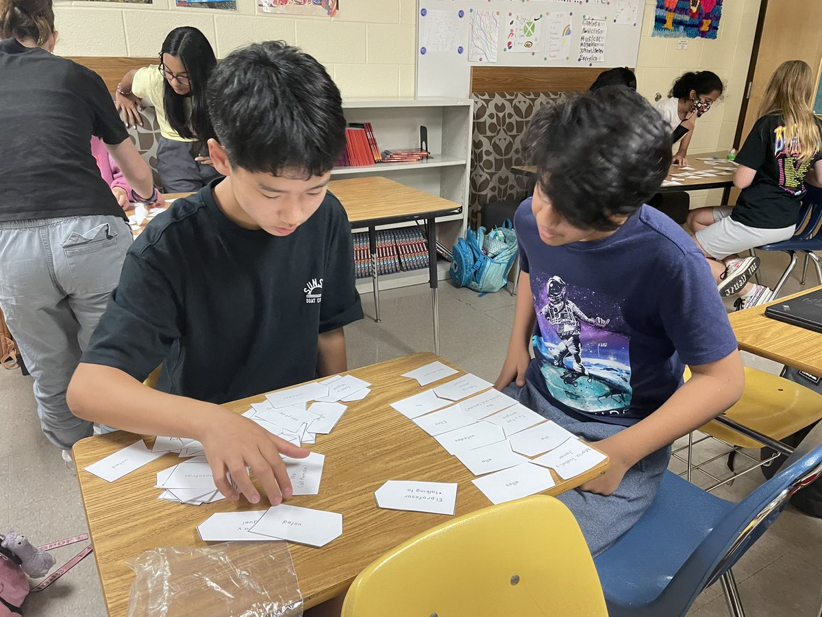 Profe_Inchauste's tweet photo. Personal pronoun sort! Match the pronoun with the subject. Next step conjugating verbs. #handsonlearning @AMMSLions https://t.co/U5LBKl7X9n