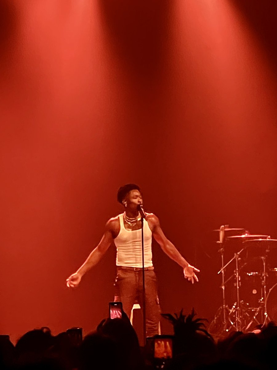 MattSHK's tweet photo. Lucky Daye il est TROP TROP CHAUD en live 👀
#CandyDripTour https://t.co/s8MWNqXzSt