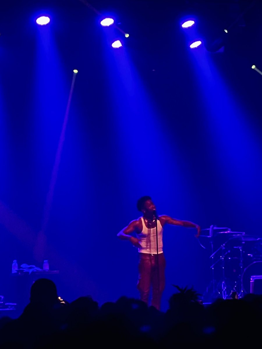 MattSHK's tweet photo. Lucky Daye il est TROP TROP CHAUD en live 👀
#CandyDripTour https://t.co/s8MWNqXzSt