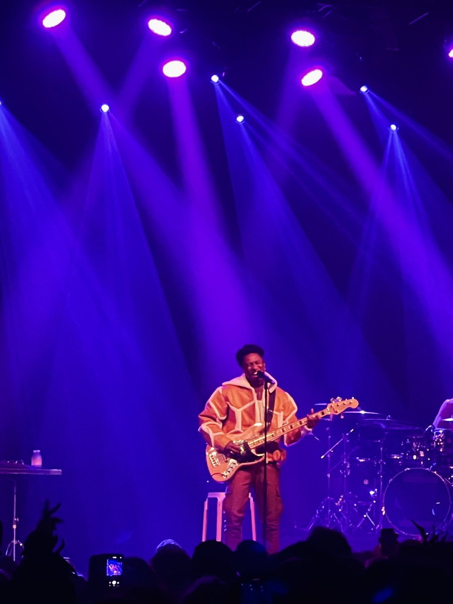 MattSHK's tweet photo. Lucky Daye il est TROP TROP CHAUD en live 👀
#CandyDripTour https://t.co/s8MWNqXzSt