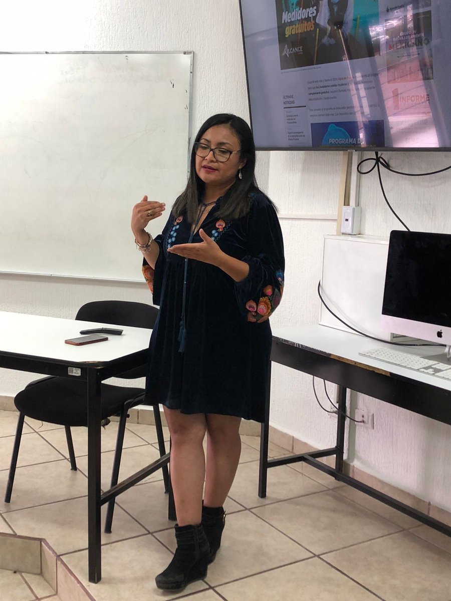 CarlosJDG01's tweet photo. "Al final, uno tiene que insistir e insistir", comparte @patycorro cómo consejo a los alumnos de la facultad de ciencias de la Comunicación en la @fccombuap. Grandes enseñanzas @BUAPoficial https://t.co/BsGEhXo6xt