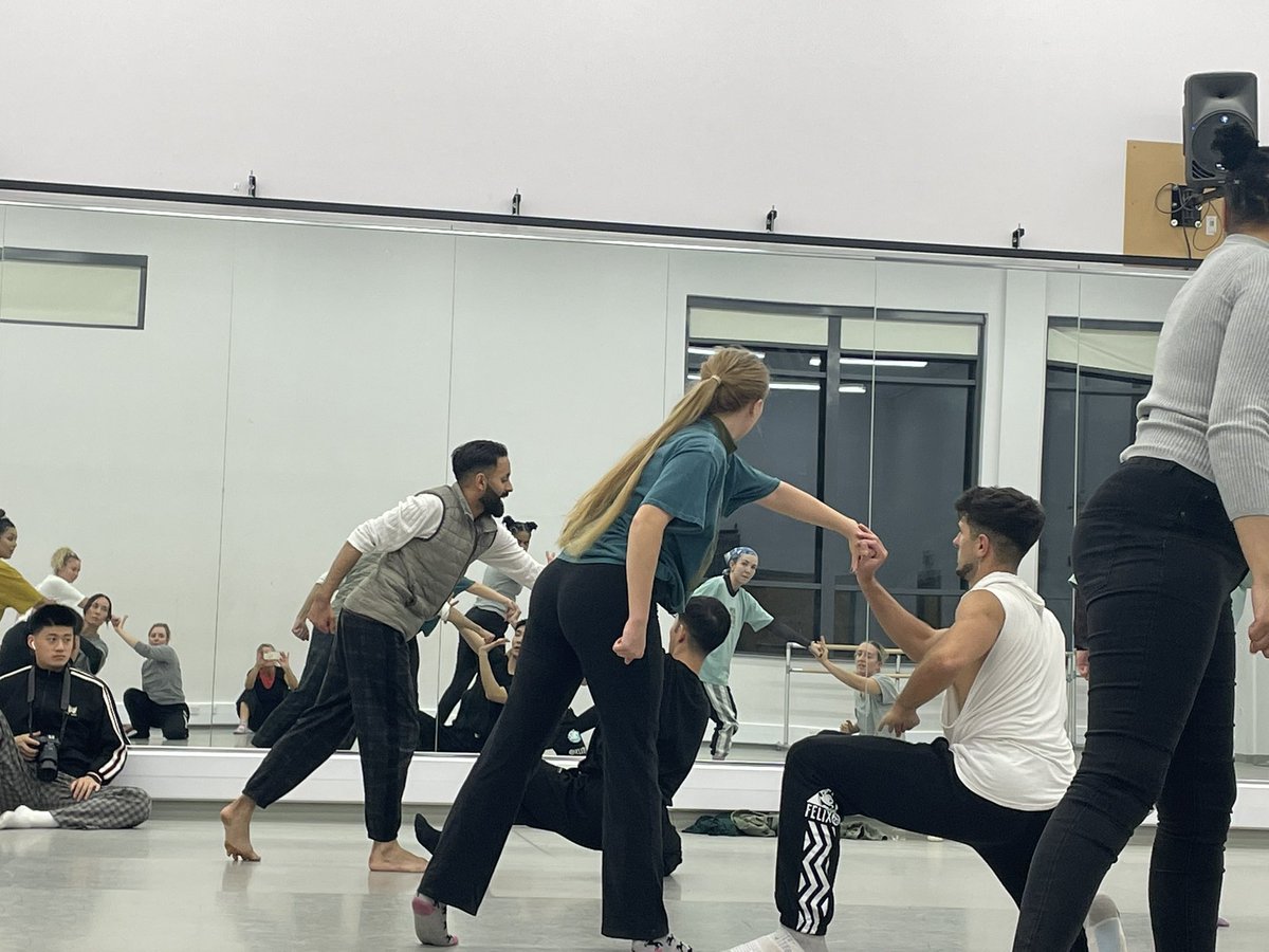 DMUDance's tweet photo. It’s been a busy day here!  Masterclass this evening with @AakashOdedra and Leicester ProDance ahead of Samsara @CurveLeicester this weekend. So brilliant to also work with volunteers from our @DMU_CI who were there to translating for Hu Shenyuan https://t.co/F3SnJnW7ly