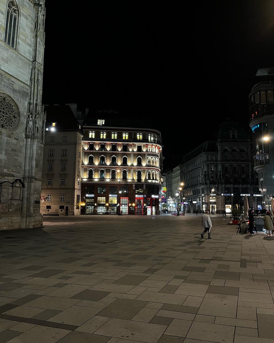 PixelJonas's tweet photo. Late night walk through #Vienna with some colleagues from @RedHatDACH. Looking forward to the #OpenShift Anwendertreffen. Thank you @DinkoEror for the great tip to always visit some landmarks 👍 https://t.co/Gg42vX0cNC