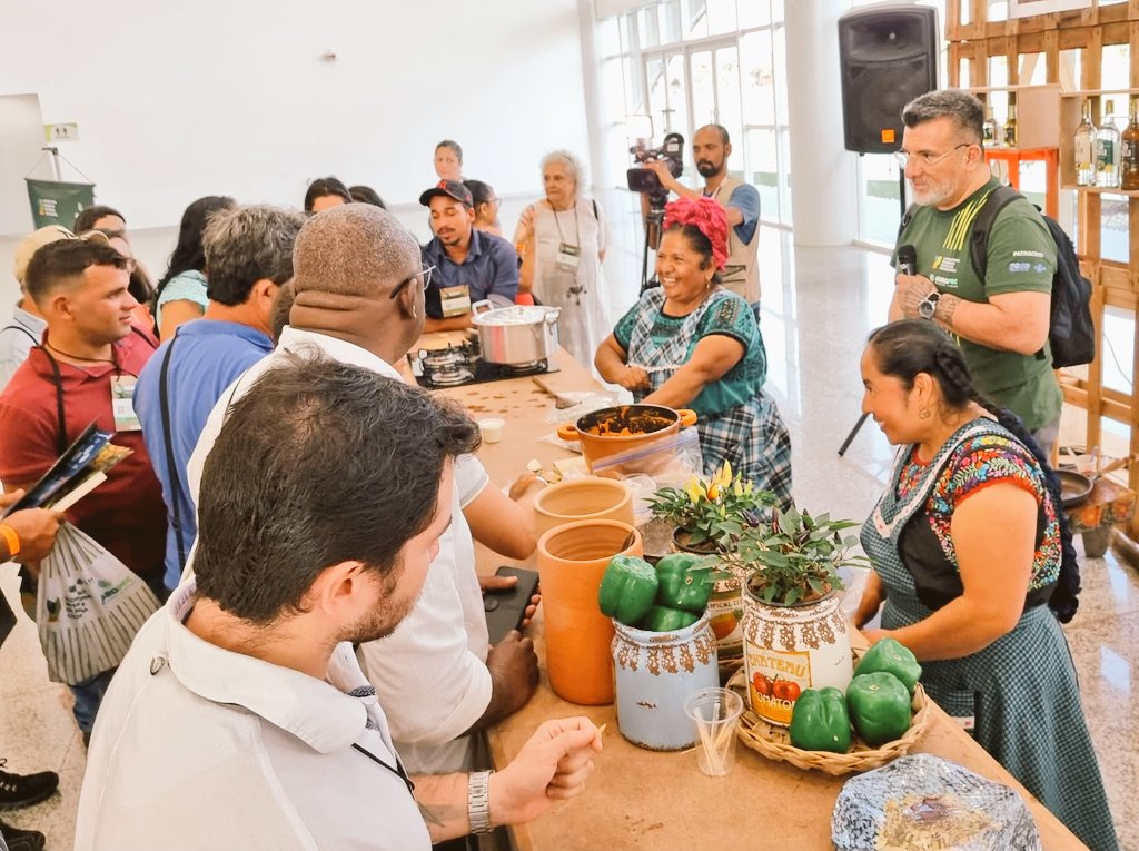 Como parte del taller de cocina tradicional mexicana realizado en el marco del "X Congreso Internacional del Nopal y la Cochinilla", Abigail Mendoza, y sus hermanas, Rufina y Marcelina, prepararon "amarillo de nopal con pescado seco", para degustación de los asistentes