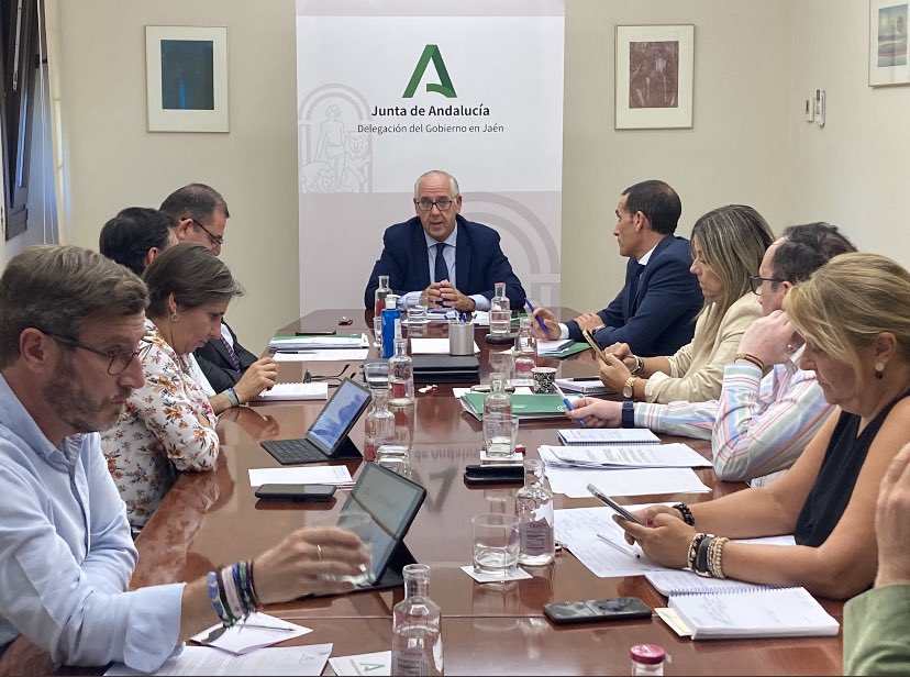 eggonzalez78's tweet photo. 📘En la mañana de hoy he tenido la oportunidad de asistir a la Comisión Asesora del @DistritoSanitarioJaen-Jaen Sur y compartir con 👨🏼‍⚕️👩🏻‍⚕️de las Unidades de Gestión Clínica las inquietudes que hoy en día preocupan a los usuarios y donde se están estableciendo las mejores soluciones https://t.co/Fz205I6c5h