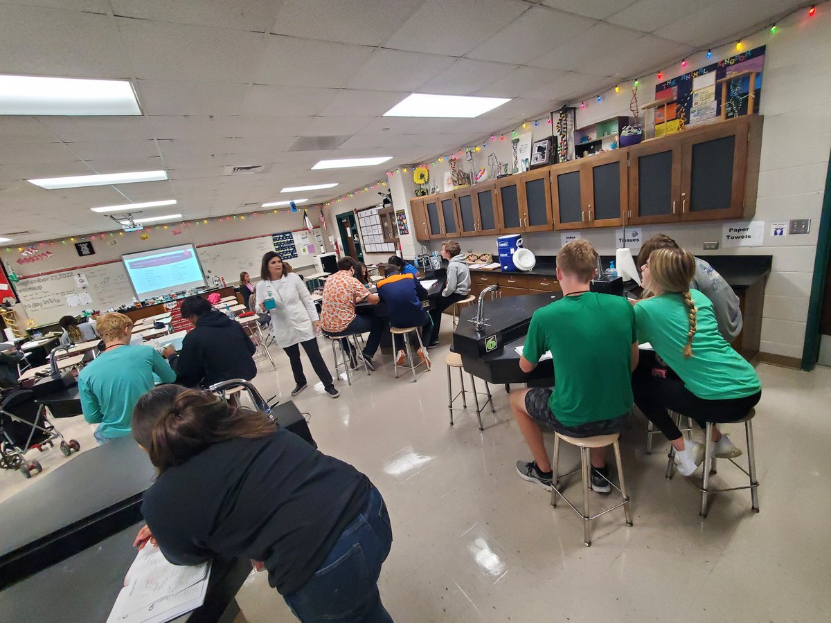 Shoutout to Mrs. Eschete for modeling engaging and collaborative strategies everyday!! #beacub <a href="/BrenhamHS/">Brenham High School</a> <a href="/BrenhamISD/">Brenham ISD</a> <a href="/MrsEschete/">Kaci Eschete</a> <a href="/GriffinAdmin/">Jennifer Griffin</a>